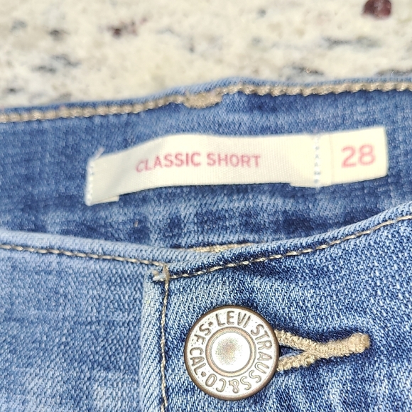 Levi's Blue Jean Denim Classic Shorts Mid Length 6.5" inseam Women's Size 28 EUC - Picture 5 of 11